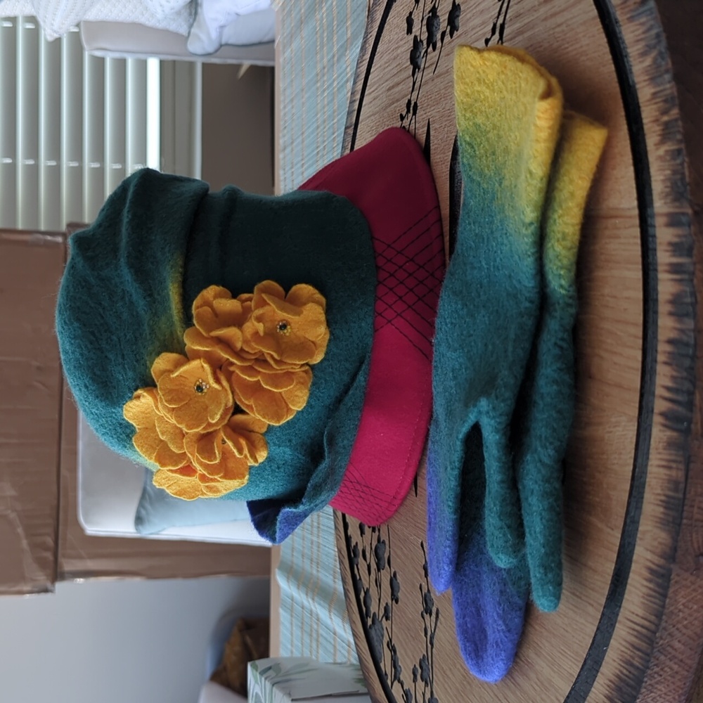 EUC Sz S Felted Wool Hat & Mittens With 3D Floral Accent